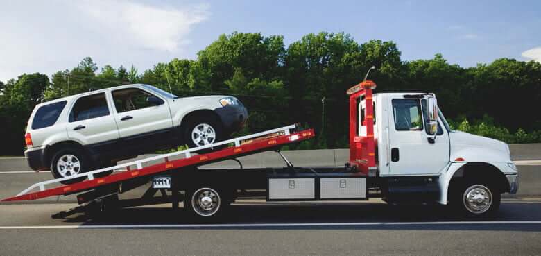 Professional tow truck providing emergency service in Fresno